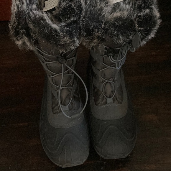 Snow boots only worn once - Picture 1 of 6